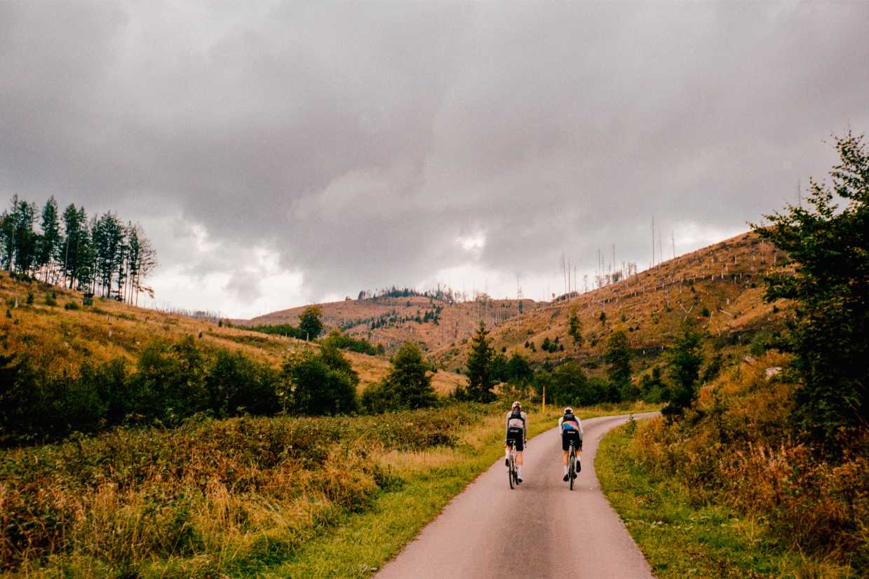Zwei Radfahrer auf einer Landstraße im Harz — Gravel-Fotografie